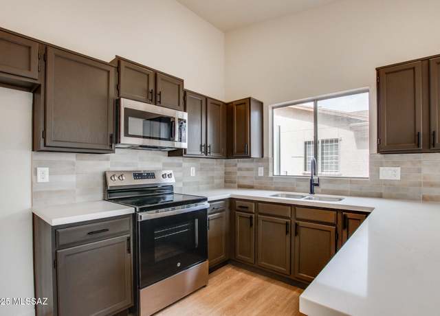 Property at 2801 W Calle De Rosita, Tucson, AZ 85746, 3 beds, 2 baths