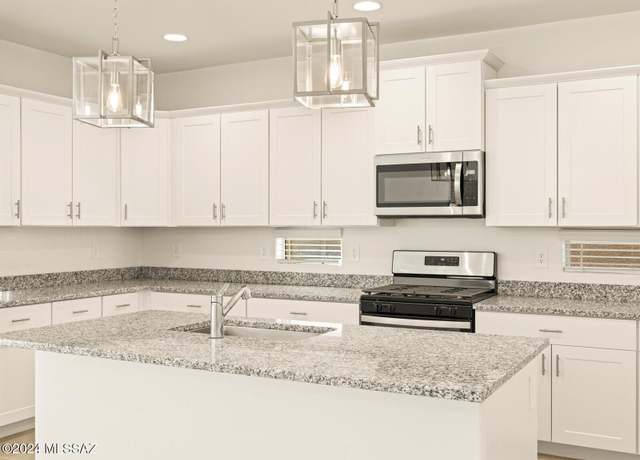 Property at 6997 W Jadewood Ln, Tucson, AZ 85757, 4 beds, 3 baths