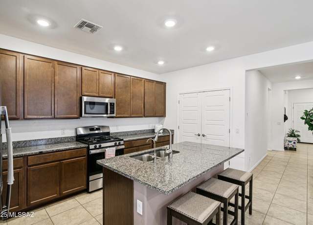 Property at 7803 S Sugarbend Dr, Tucson, AZ 85757, 3 beds, 2 baths