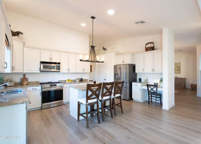 Property at 829 E Hickman Dr, Oro Valley, AZ 85737, 3 beds, 2 baths