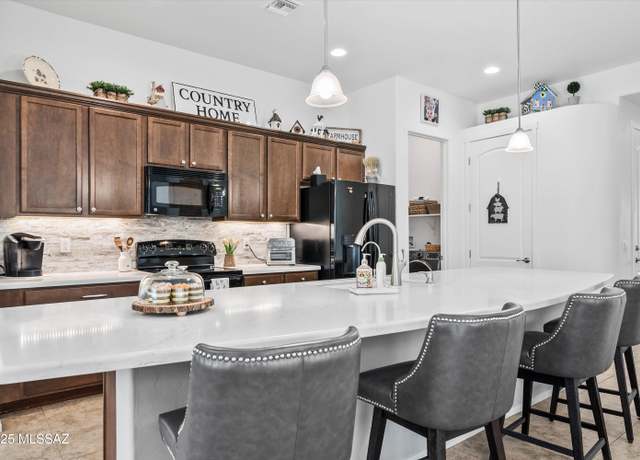 Property at 9561 E Ventaso Cir, Tucson, AZ 85715, 3 beds, 2 baths