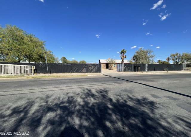 Property at 2221 S Sahuara Ave, Tucson, AZ 85711, 5 beds, 3 baths