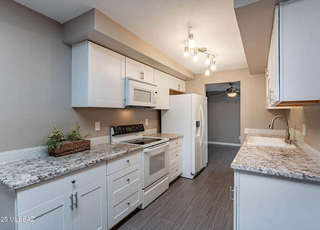 Property at 904 S Clara Vista Cir, Green Valley, AZ 85614, 2 beds, 2 baths
