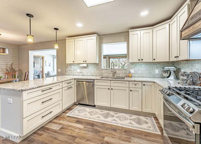 Property at 945 S La Huerta, Green Valley, AZ 85614, 3 beds, 2 baths