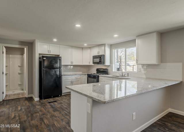 Property at 5225 N Royal Palm Dr, Tucson, AZ 85705, 4 beds, 3 baths
