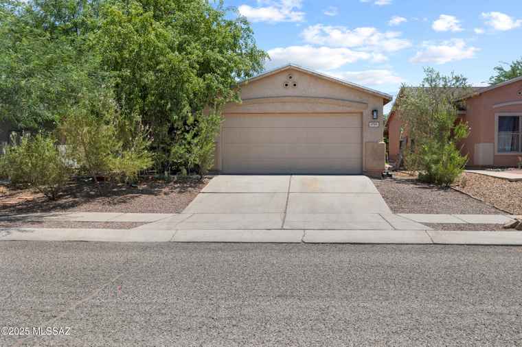 Photo of 1755 W Rue De La Montagne Tucson, AZ 85746