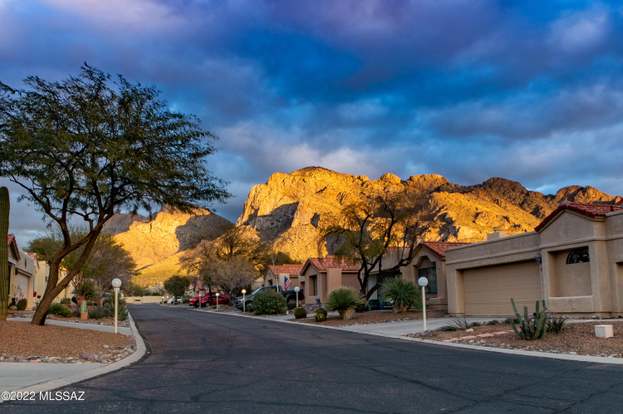 211 E Highcourte Ln, Oro Valley, AZ 85737 | MLS# 22204384 | Redfin