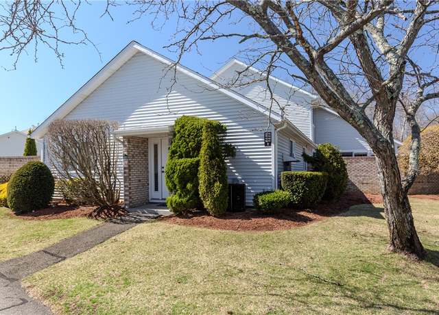 Property at 1011 Williamsburg Cir, Warwick, RI 02886, 2 beds, 1 bath