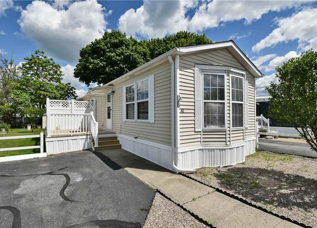 Property at 40 Lowell Ave, Pawtucket, RI 02861, 2 beds, 1 bath