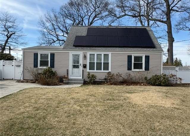 Property at 21 Airway Rd, Warwick, RI 02886, 3 beds, 1 bath