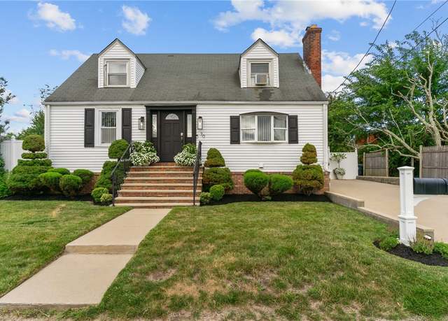 Property at 70 Palm Blvd, Warwick, RI 02888, 3 beds, 1 bath
