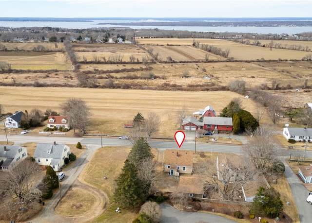 Property at 178 Middle Rd, Portsmouth, RI 02871, 3 beds, 1 bath