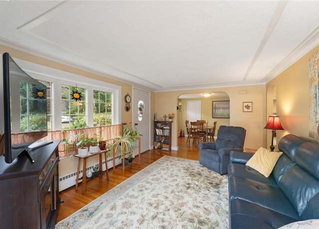 Property at 25 Hillview Ave, North Smithfield, RI 02896, 2 beds, 1 bath