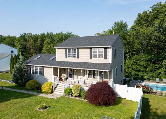 Property at 17 Gilcrest Dr, West Warwick, RI 02893, 3 beds, 2.5 baths