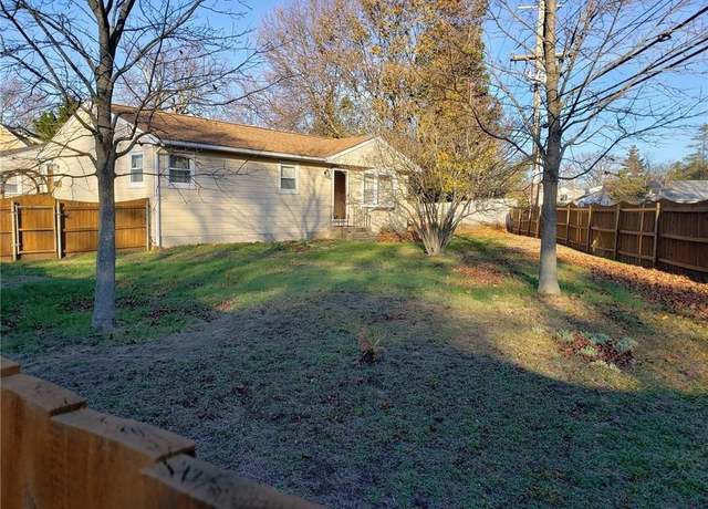 Property at 138 Spofford Ave, Warwick, RI 02888, 3 beds, 2 baths