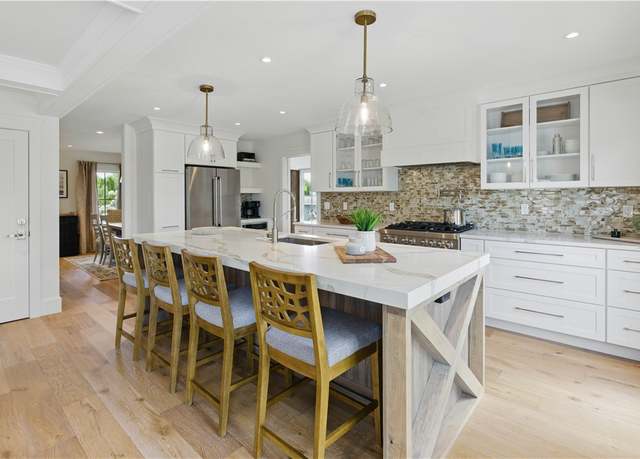 Property at 2040 East Main Rd, Portsmouth, RI 02871, 3 beds, 3.5 baths