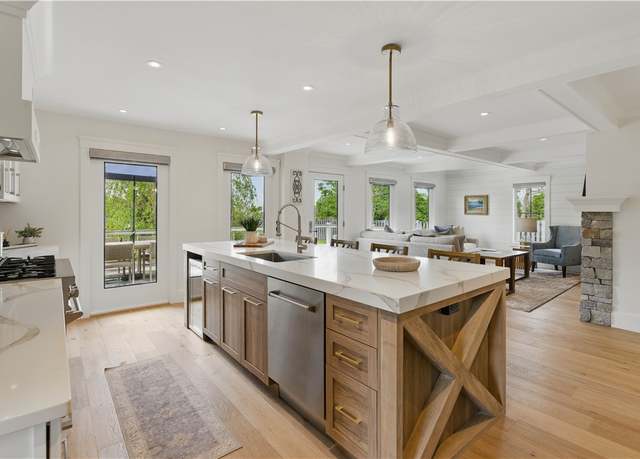 Property at 2040 East Main Rd, Portsmouth, RI 02871, 3 beds, 3.5 baths