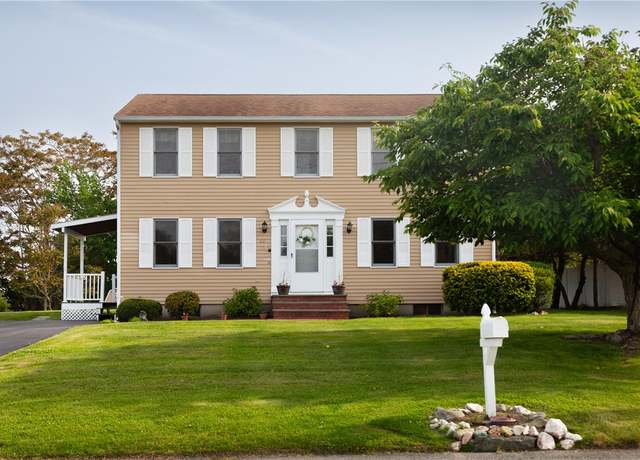 Property at 63 Botelho Dr, Portsmouth, RI 02871, 3 beds, 1.5 baths
