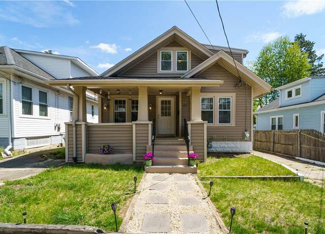 Property at 40 Whitin Ave, Warwick, RI 02888, 3 beds, 2 baths