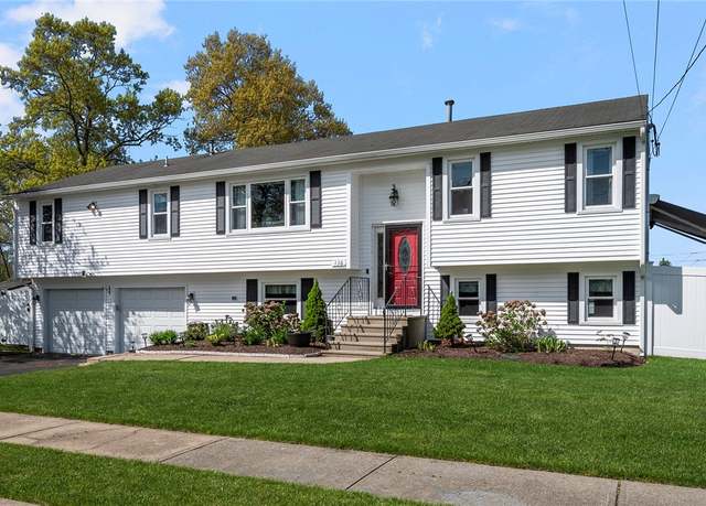Property at 136 Wilde Field Dr, Warwick, RI 02889, 5 beds, 3 baths