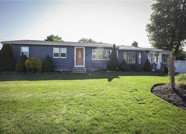 Property at 102 Julian Rd, Warwick, RI 02889, 3 beds, 1.5 baths