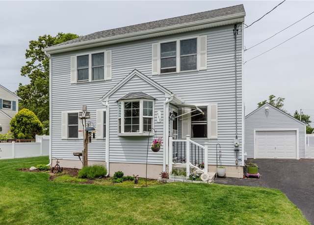 Property at 117 Betsey Williams Dr, Warwick, RI 02889, 3 beds, 2 baths