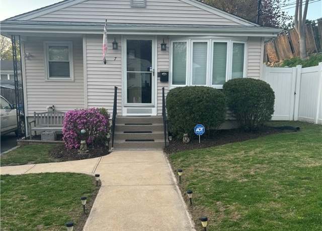 Property at 7 Deborah Way, Cranston, RI 02910, 2 beds, 1 bath