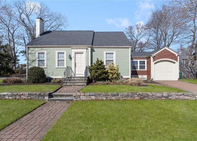 Property at 15 Willing Ave, Warwick, RI 02888, 3 beds, 1.5 baths