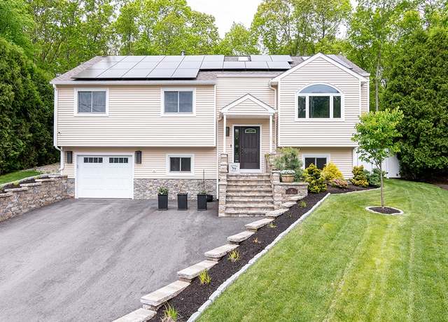 Property at 26 Ivy Hollow Ct, Cranston, RI 02921, 3 beds, 2.5 baths