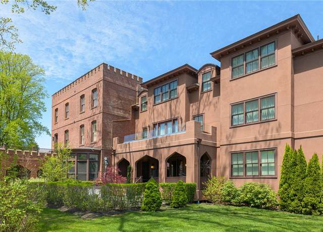 Property at 78 Rhode Island Ave #8, Newport, RI 02840, 2 beds, 2.5 baths