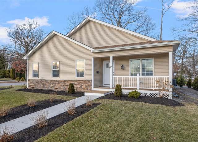 Property at 25 Summit Dr, Cranston, RI 02920, 3 beds, 2.5 baths