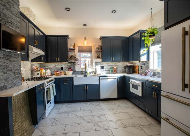 Property at 530 Post Rd, Warwick, RI 02888, 3 beds, 2 baths