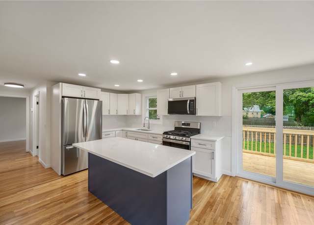 Property at 28 Wesleyan Ave, Warwick, RI 02886, 3 beds, 1 bath