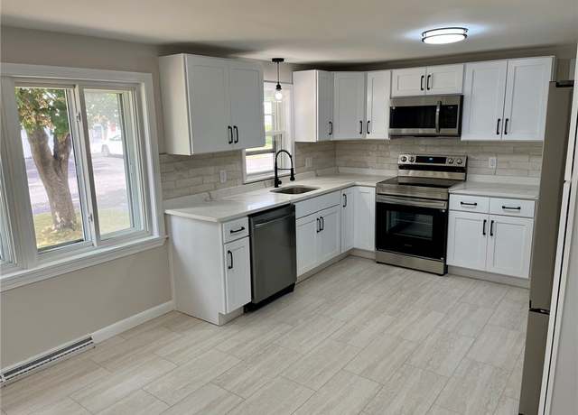 Property at 18 Louisiana Ave, Warwick, RI 02888, 3 beds, 1 bath