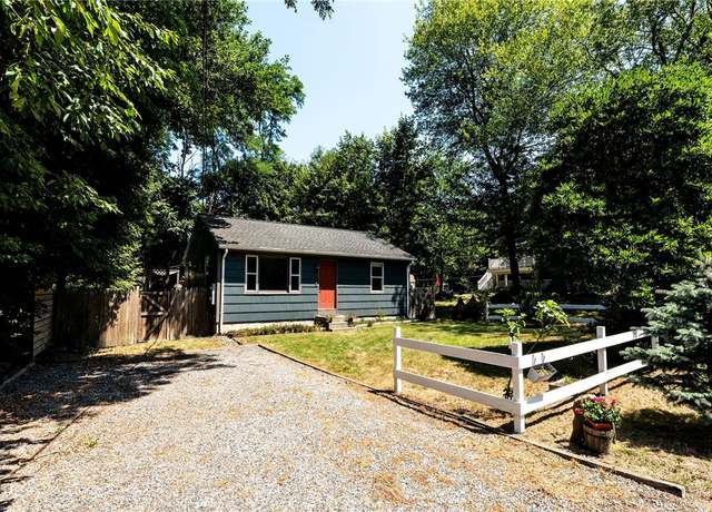 Property at 10 Ship St, Jamestown, RI 02835, 1 bed, 1 bath