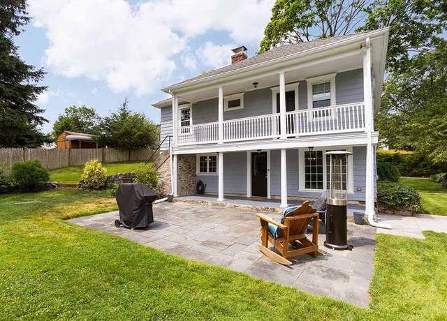 Property at 18 Brook Hill Dr, Seekonk, MA 02771, 4 beds, 1.5 baths