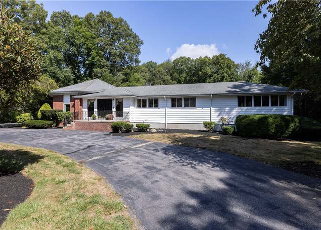 Property at 105 Gilbert Stuart Dr, Warwick, RI 02818, 2 beds, 2.5 baths