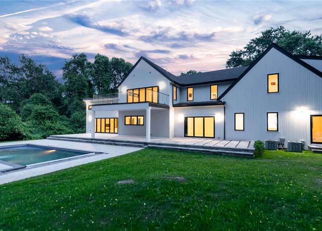 Property at 19 Castle Rd, Narragansett, RI 02882, 5 beds, 4.5 baths