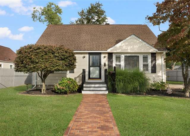 Property at 118 Airway Rd, Warwick, RI 02886, 3 beds, 1.5 baths