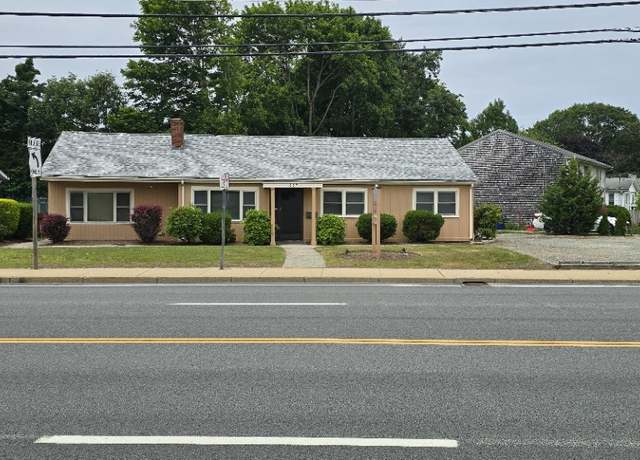 Property at 837 Post Rd, Warwick, RI 02888, 3 beds, 1.5 baths