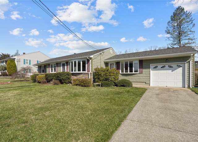 Property at 3 Holiday Ct, Lincoln, RI 02865, 3 beds, 1 bath