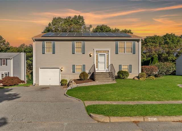 Property at 31 Remington Farm Dr, Coventry, RI 02816, 3 beds, 2 baths