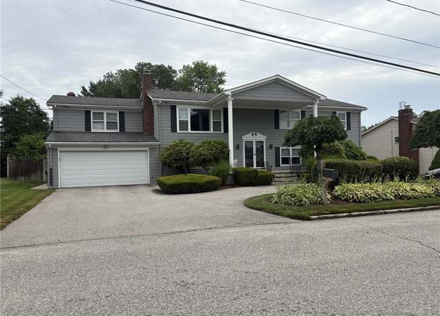 Property at 19 Oakhurst Dr, Smithfield, RI 02828, 6 beds, 2.5 baths