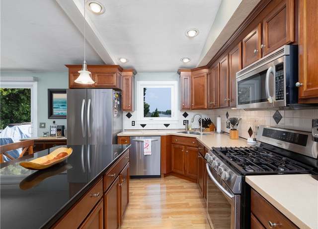 Property at 184 Vallette St, Cranston, RI 02920, 3 beds, 2.5 baths