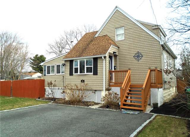 Property at 40 Arlee St, Warwick, RI 02889, 3 beds, 1 bath