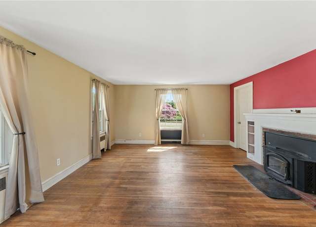 Property at 282 Seven Mile Rd, Scituate, RI 02831, 4 beds, 1.5 baths