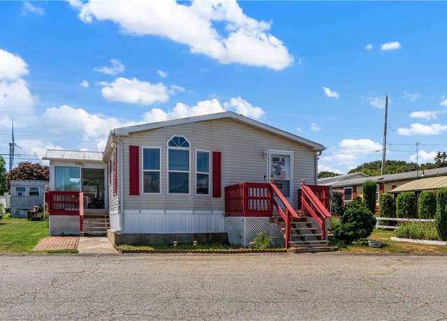Property at 17 North Dr, Portsmouth, RI 02871, 3 beds, 2 baths