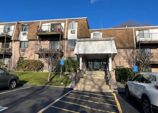 Property at 750 Quaker Ln Unit B205, Warwick, RI 02886, 1 bed, 1 bath