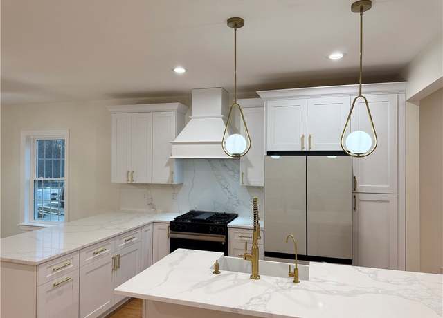 Property at 1404 Hunting Hill Dr, Cumberland, RI 02864, 2 beds, 2.5 baths