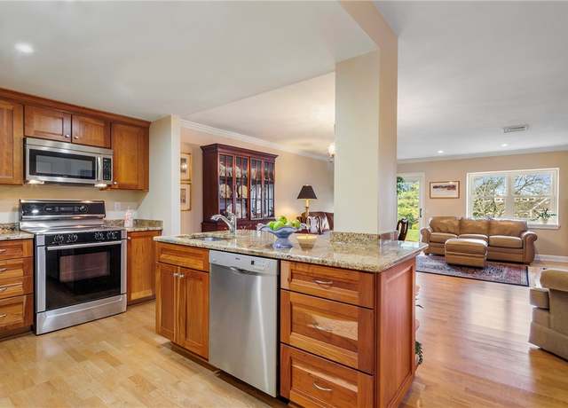 Property at 116 Rolling Hill Rd Unit F6, Portsmouth, RI 02871, 2 beds, 2.5 baths